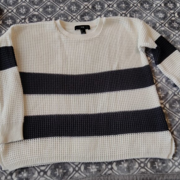 Forever 21 Sweaters - XXI Forever 21 Sweater Boxy Chunky Size S Black Off White Stripe Relaxed Cozy